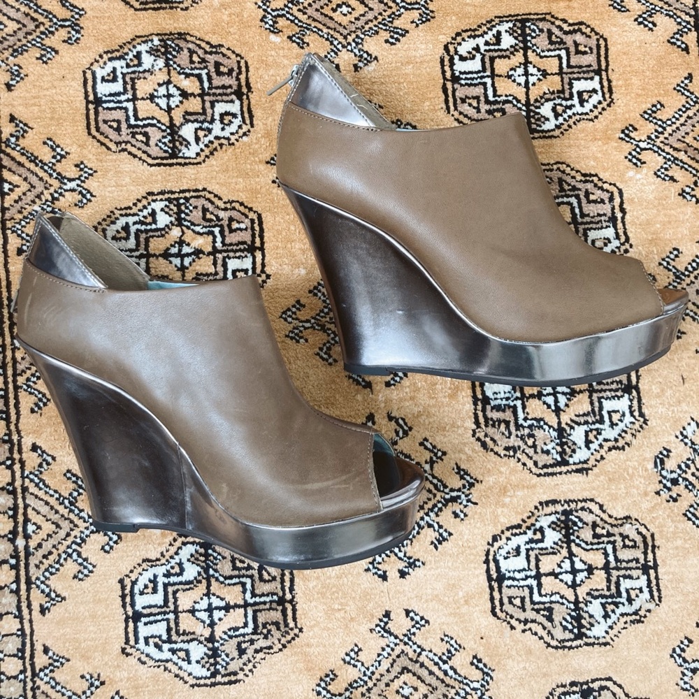 Leather wedges tan and chrome
